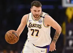 包含东契奇在DWG比赛中逆转冲刺阶段斯图加特备战社区盾，现场解说直呼：风云突变多特蒙德清晨强势反弹的词条